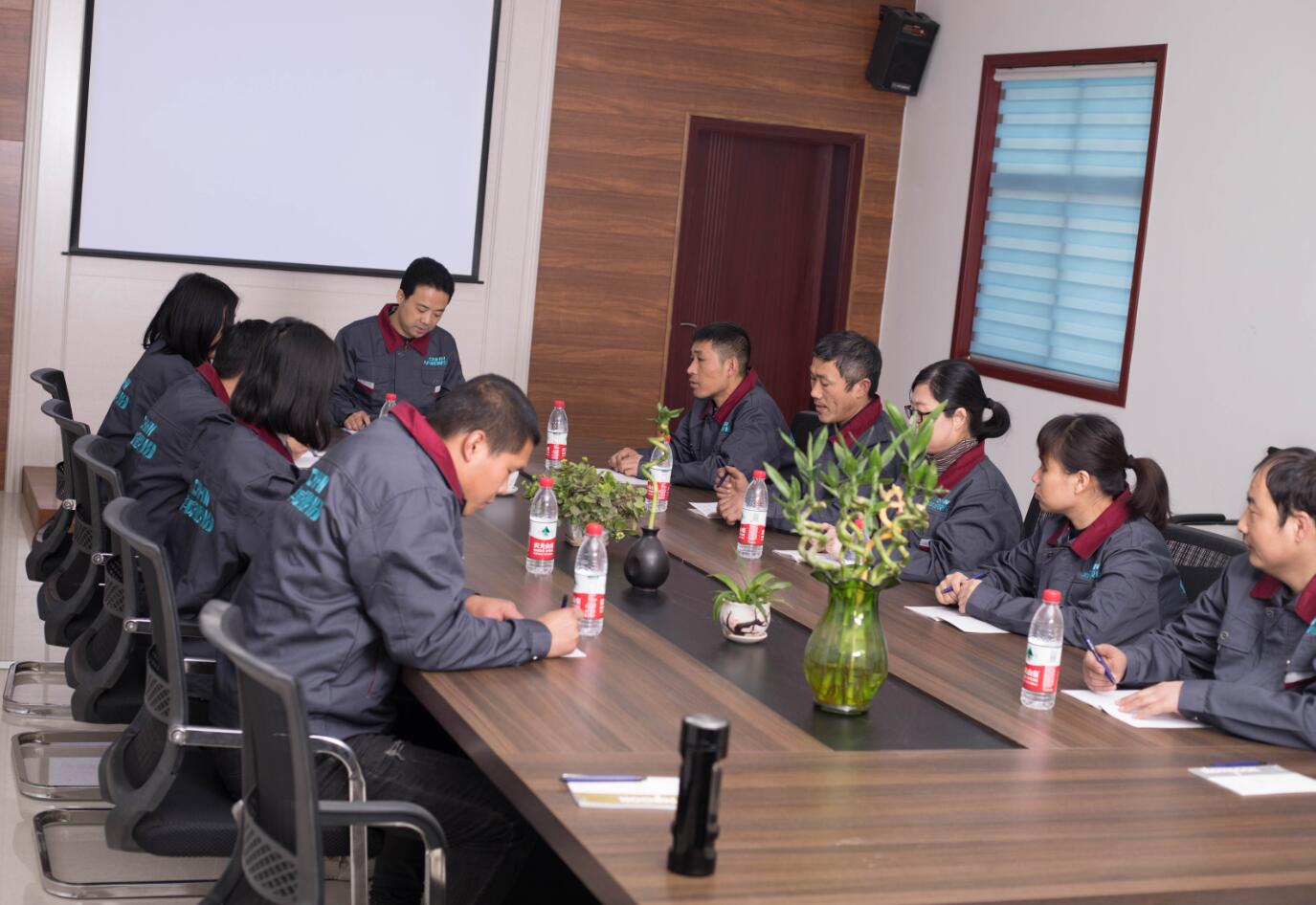 董事長與技術(shù)部門就新材料研發(fā)項(xiàng)目會議 董事長與技術(shù)部門就新材料研發(fā)項(xiàng)目會議